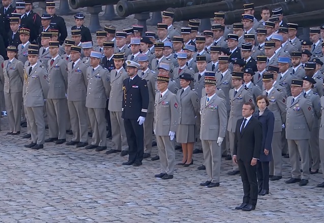 CÉRÉMONIE - Un hommage national est rendu ce lundi 2 décembre aux Invalides aux treize militaires français.