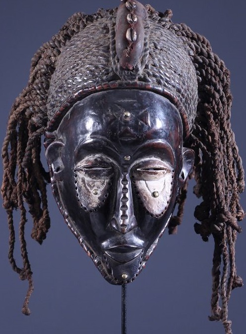 Les masques Chokwe Pwo sont exclusivement des représentations féminines, destinés au culte des ancêtres féminins. les pwo doivent apporter fertilité et prospérité à la communauté