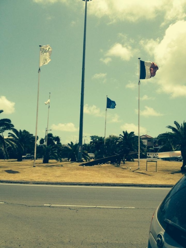 LA GUERRE DES DRAPEAUX : Le drapeau de la France, le drapeau de l’Europe, le drapeau des nationalistes et les drapeaux de Bernard HAYOT