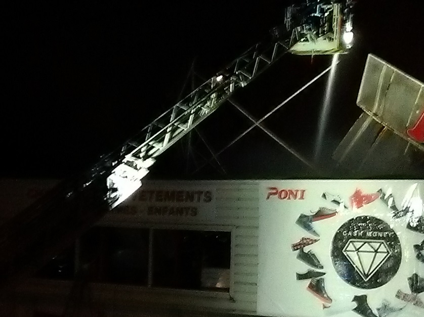 Nuit du samedi Gras 2017,  le magasin de chaussures PONI prend feu en pleine zone industrielle.
