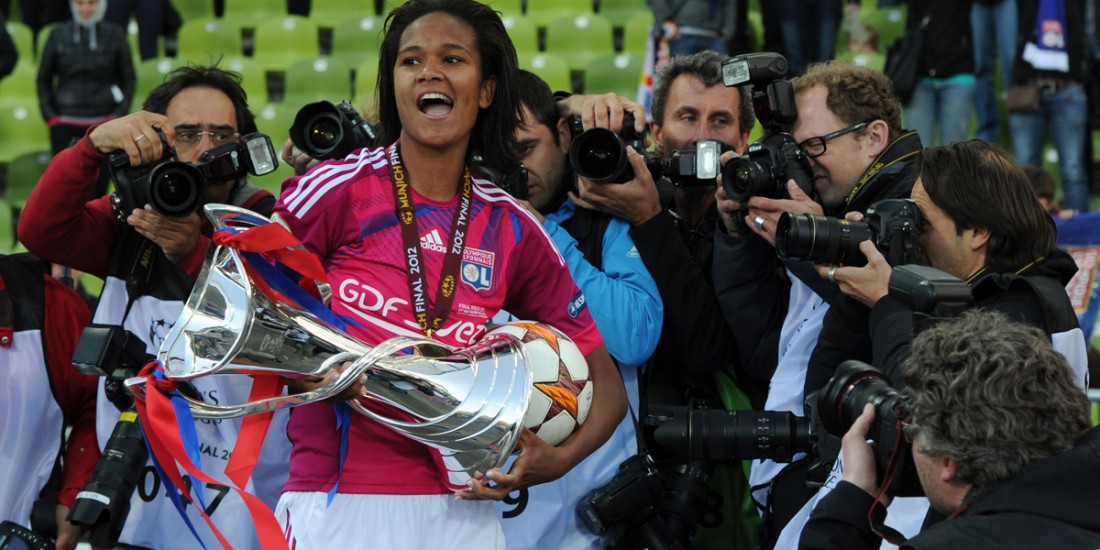 Wendie Renard et le trophée de la Ligue des champions, en 2012. (Christof Stache / AFP)