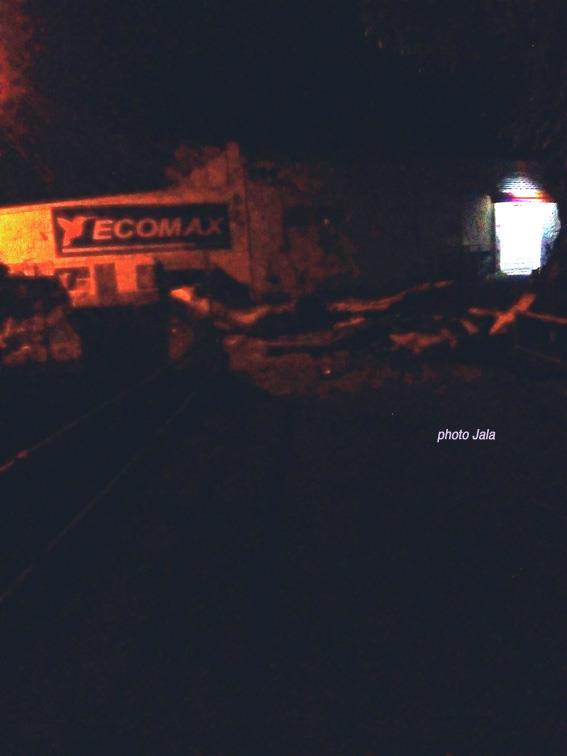 Photo Jala  Ecomax de nuit et des branches sur le parking