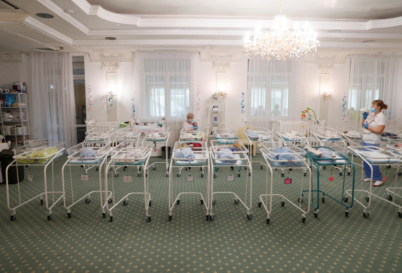 Le 14 mai à l’hôtel Venice, en banlieue de Kiev, des dizaines de bébés nés par mère porteuse attendent que leurs parents puissent venir les chercher.  PHOTO Gleb Garanich/REUTERS
