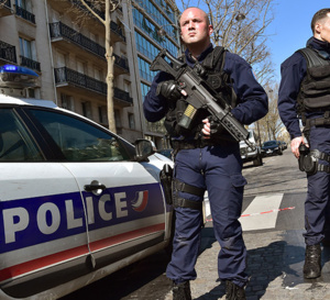 Explosion d'un colis piégé au siège parisien du FMI, François Hollande dénonce un «attentat»