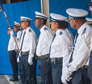 Le Préfet de la MARTINIQUE honore des hommes des policiers.