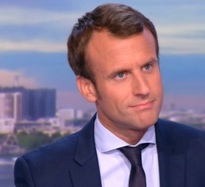 Emmanuel Macron, le Président de la République française, s'essayant au tennis et au tennis-fauteuil