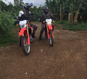 Des gendarmes avec des motos cross dans la banane , Une prise.