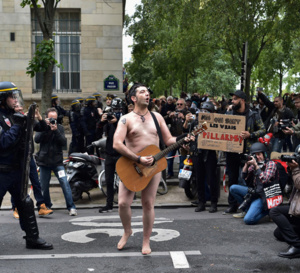 Un guitariste nu en pleine manifestation contre la loi travail à Paris