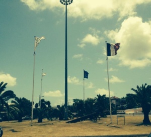 LA GUERRE DES DRAPEAUX : Le drapeau de la France, le drapeau de l’Europe, le drapeau des nationalistes et les drapeaux de Bernard HAYOT