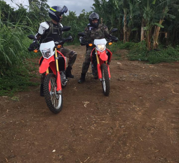 Des gendarmes avec des motos cross dans la banane , Une prise.