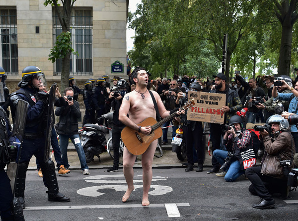 Un guitariste nu en pleine manifestation contre la loi travail à Paris