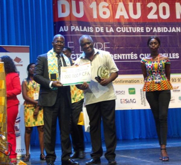 Serge Bilé récompensé du Prix Bernard Dadié par le ministre de la culture.