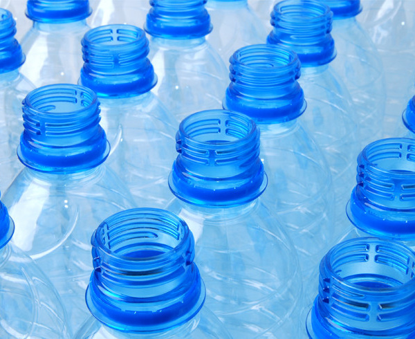 Il ne sera bientôt plus possible de se procurer des bouteilles d'eau en plastique à usage unique !
