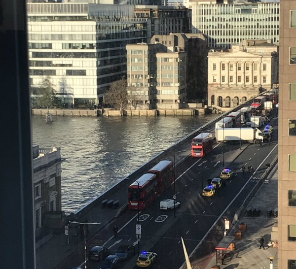 Des tirs entendus sur le pont de Londres, la police sur place !