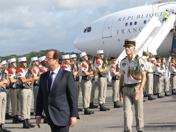 Le Président de la République, M. François HOLLANDE, était en Guyane les 13 et 14 décembre 2013. HOLLANDE a fait le tour de son domaine guyanais.